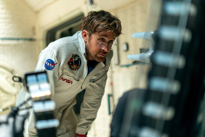 Bei seinen authentischen Kostümen und Kulissen wirkt der Film nie zu weit weg von heutigen Designs der Realität. (Bild: Sony Pictures)